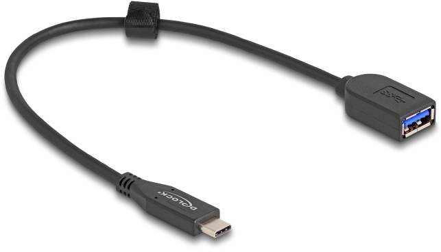 Černý adaptérový kabel USB-C na USB-A, který umožňuje připojení zařízení s konektorem USB-C ke standardním USB zařízením.