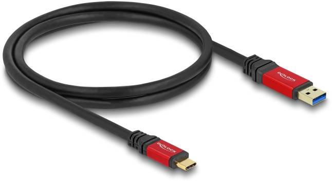 Černý USB kabel s červenou zástrčkou a modrým konektorem. Levá zástrčka je menší než pravá.