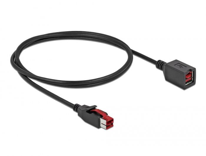 Černý SATA datový kabel s pravoúhlým konektorem a zásuvkou. Používá se pro přenos dat uvnitř počítačů.