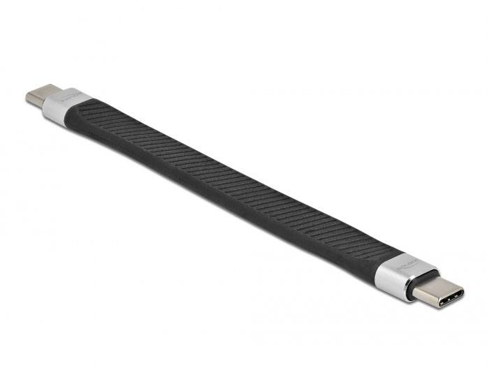 Černý USB-C kabel se stříbrnými koncovkami na bílém pozadí, lehce zvlněný, vhodný pro připojení zařízení.