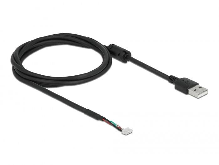 Černý USB kabel s otevřeným volným koncem odhaluje různé vodiče.