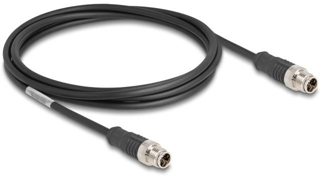 Černý kabel s kovovými koncovkami na obou stranách, vhodný pro propojení elektronických zařízení.