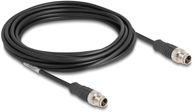 Černý, dlouhý koaxiální kabel se dvěma kovovými konektory na každém konci, vhodný pro přenos signálu v technických aplikacích.