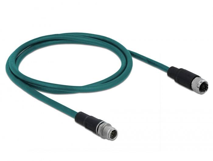 Zelený ethernetový kabel se dvěma černými konektory na koncích, volně ležící v klučce.
