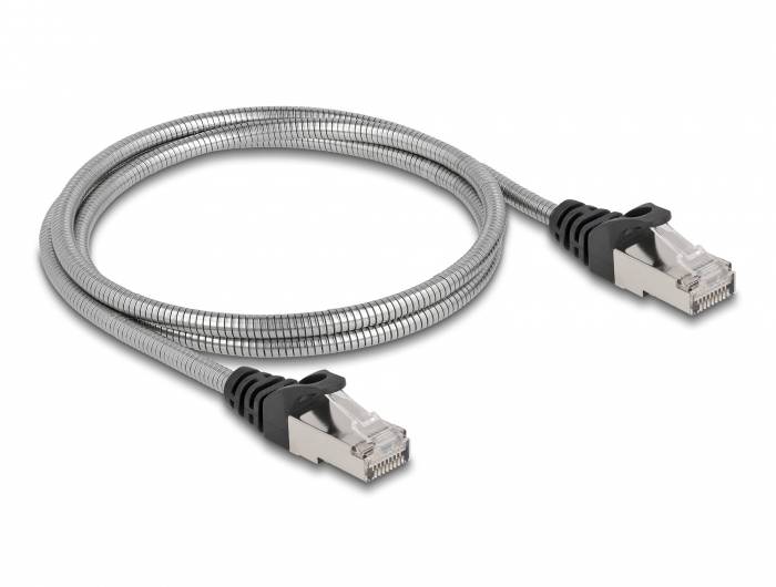 Šedý ethernetový kabel s kovovým opláštěním a konektory RJ45 na obou koncích, ležící na světlém pozadí.