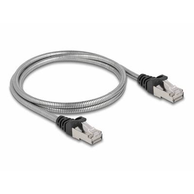 Šedý ethernetový kabel s kovovým opláštěním a konektory RJ45 na obou koncích, ležící na světlém pozadí.