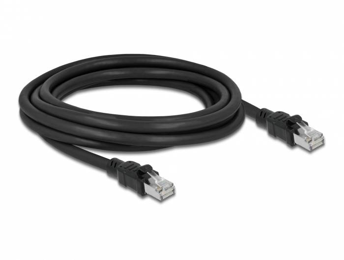 Černý ethernetový kabel se dvěma konektory RJ-45 slouží k propojení sítí nebo zařízení pro přenos dat.