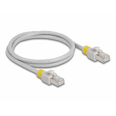 Šedý ethernetový kabel se žlutým značením na obou koncích, používaný pro síťová připojení.