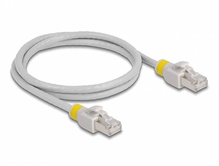 Šedý ethernetový kabel se žlutými značkami na obou koncích, vždy zakončený konektorem RJ-45.