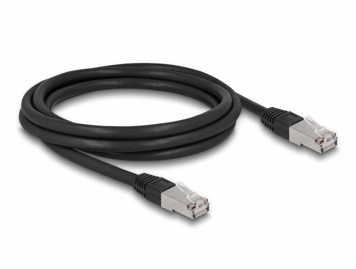 Černý ethernetový kabel s konektory RJ45 na obou koncích, používaný pro sítě a internetové připojení.