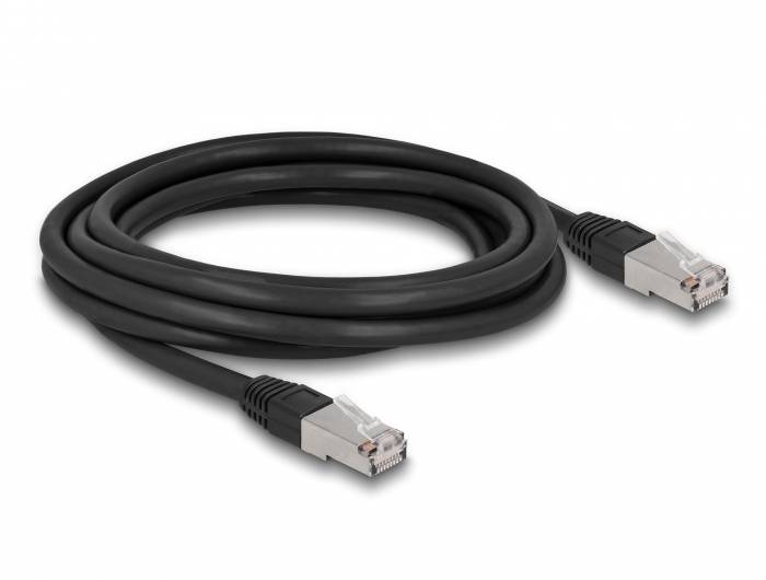 Černý síťový kabel s RJ45 konektory na obou koncích, často používaný pro propojení počítačů s routery nebo switchi.