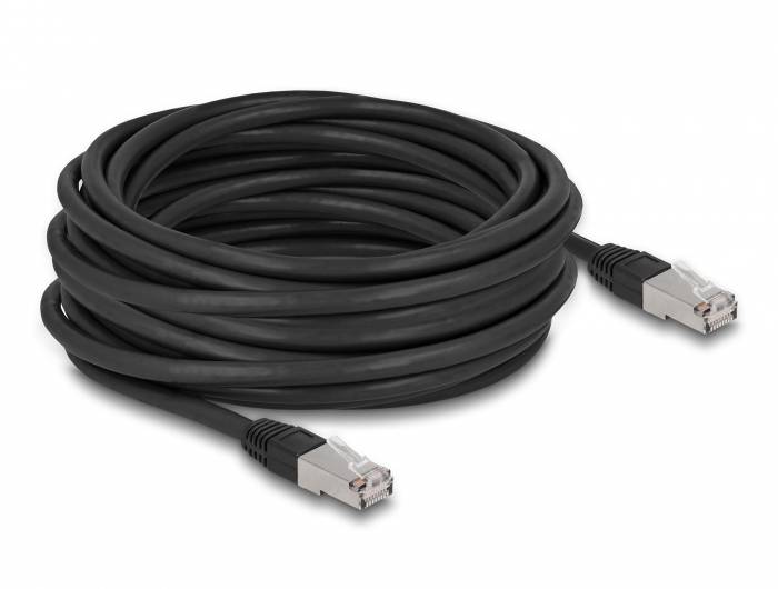 Dlouhý černý ethernetový kabel se dvěma RJ45 konektory. Je svinutý a připravený k propojení zařízení.