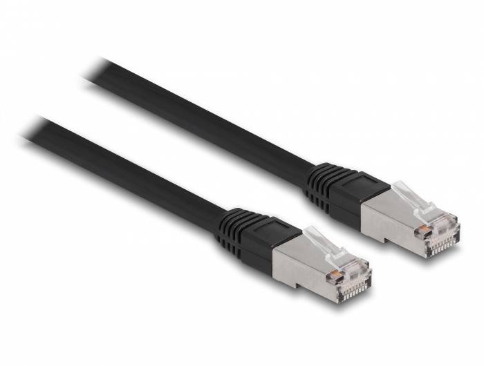 Dva černé ethernetové kabely, každý s jedním stříbrným konektorem na koncích, používané pro síťová připojení.