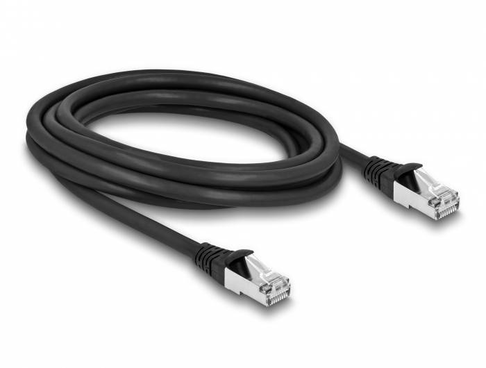Černý síťový kabel s dvěma konektory RJ45 na koncích, svinutý a zobrazený na bílém pozadí.