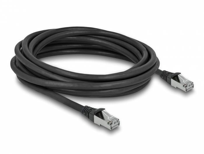 Černý ethernetový kabel s dvěma konektory RJ45 na obou koncích, svinutý a připravený k použití v síťové instalaci.