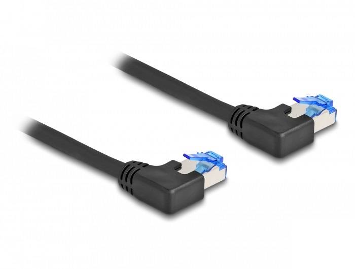 Dva černé ethernetové kabely s modrými konektory, ležící vedle sebe.