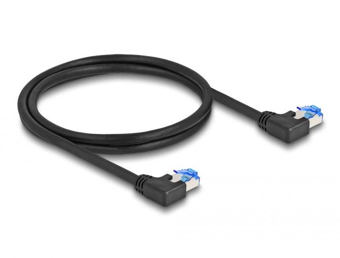 Černý síťový kabel s dvěma zahnutými konektory RJ-45 na koncích, vhodný pro stíněná připojení v těsných prostorech.