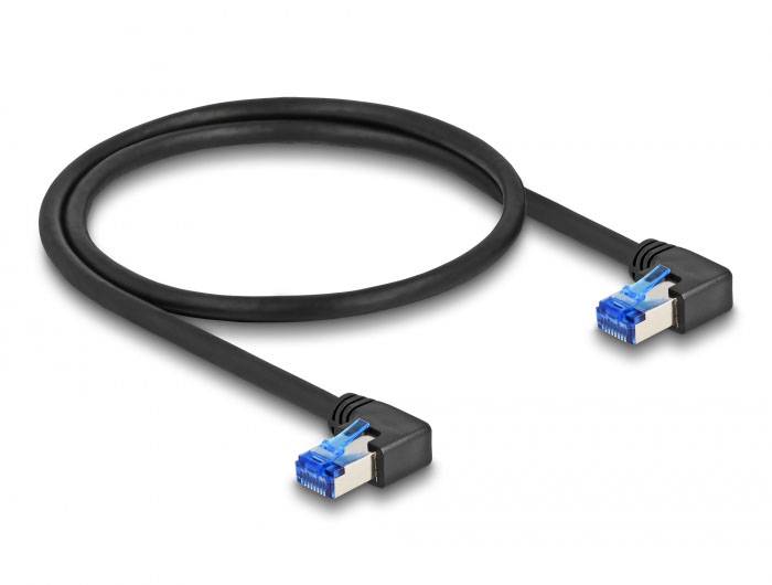 Černý ethernetový kabel s dvěma zahnutými konektory RJ45, vhodný pro síťová připojení v těsných prostorech.