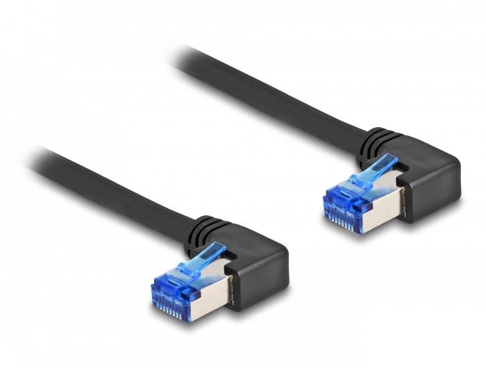 Dva černé ethernetové kabely s modrými konektory a 90stupňovými úhlovými zástrčkami. Vhodné pro stísněné prostorové podmínky.