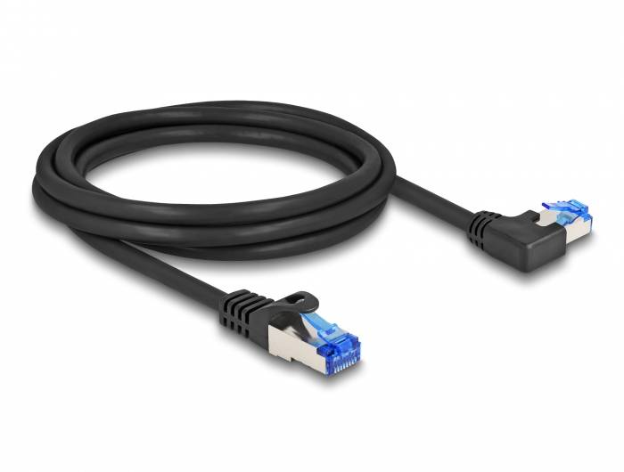 Černý ethernetový kabel s RJ45 konektory, jeden zahnutý, na bílém pozadí.