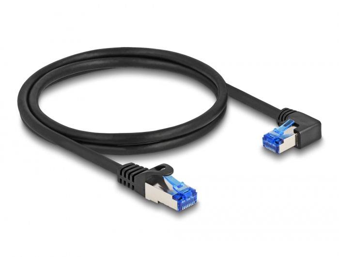 Černý síťový kabel s lomením konektoru na pravé straně.