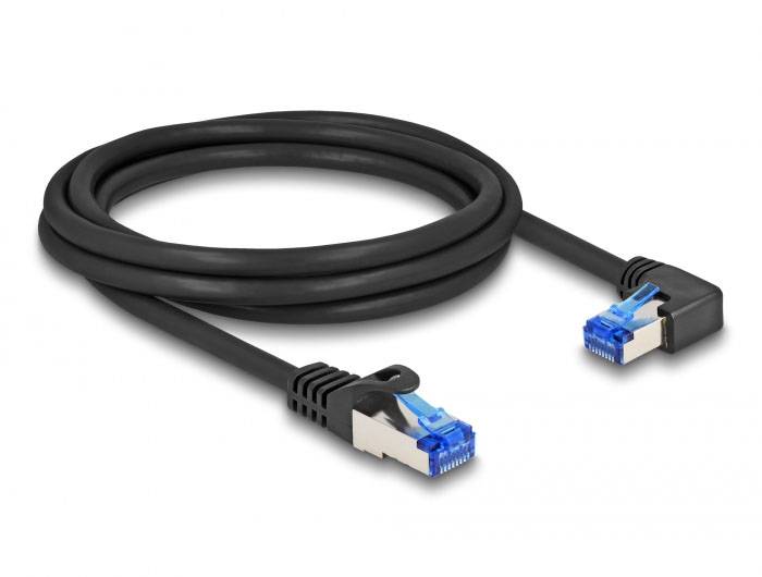 Černý ethernetový kabel s modrým konektorem a pravoúhlým zakončením, vhodný pro síťová připojení v těsných prostorech.