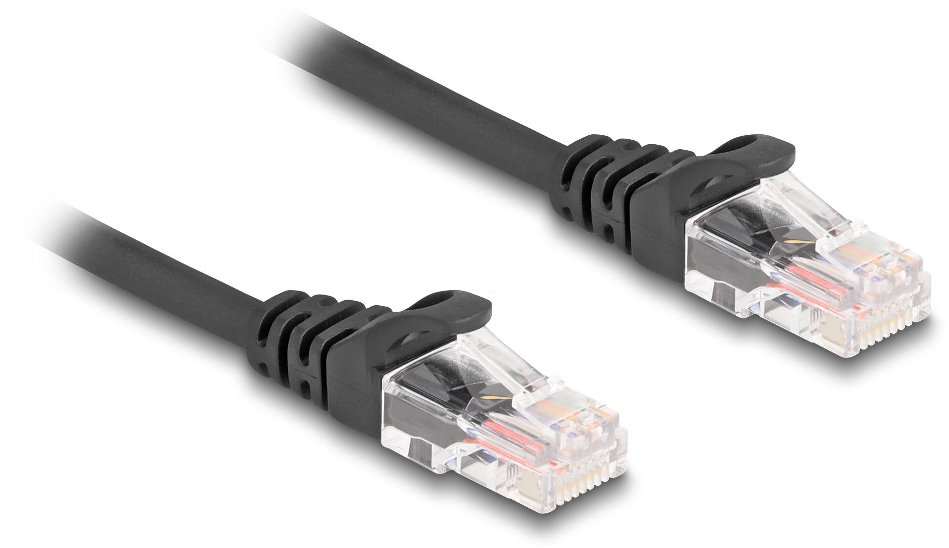 Černý ethernetový kabel se dvěma průhlednými konektory RJ-45 na koncích, vhodný pro síťové připojení.
