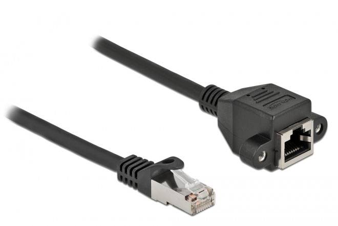 Černý ethernetový kabel s konektorem RJ45 na levé straně a ethernetovou zásuvkou na straně pravé.