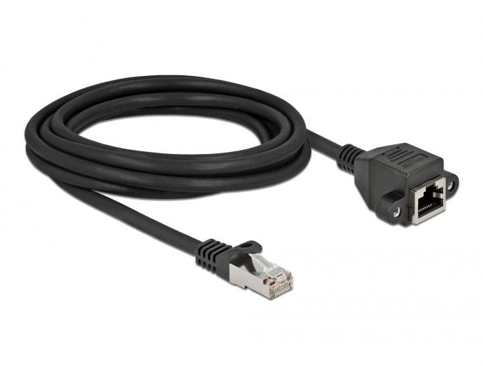 Černý ethernetový kabel s konektorem RJ45 na jedné straně a zásuvkou RJ45 na straně druhé, umístěný na bílém pozadí.