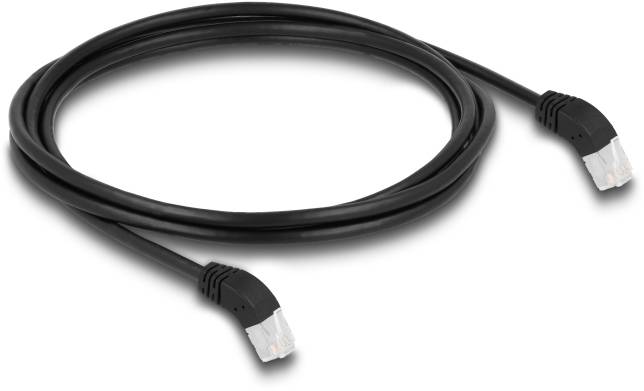 Černý ethernetový kabel s konektory RJ45 na obou koncích, smotaný na bílém pozadí.