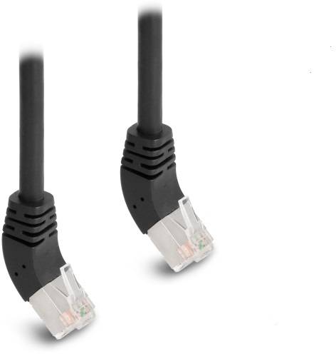 Dva černé ethernetové kabely s průhlednými RJ45 konektory ležící na bílém pozadí.
