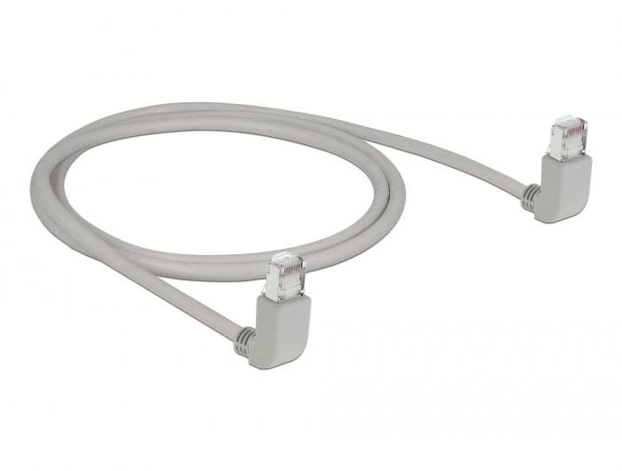 Šedý ethernetový kabel se dvěma konektory RJ45, vhodný pro síťová připojení v domácích nebo kancelářských sítích.