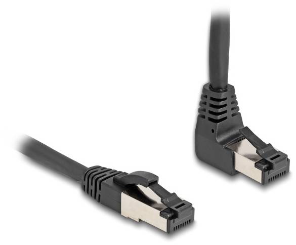 Černý síťový ethernetový kabel s oboustranným úhlovým konektorem pro snadné připojení v těžko dostupných prostorech.