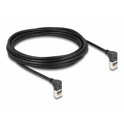 Černý ethernetový síťový kabel se dvěma konektory, vhodný pro připojení počítačů k routerům nebo switchům.