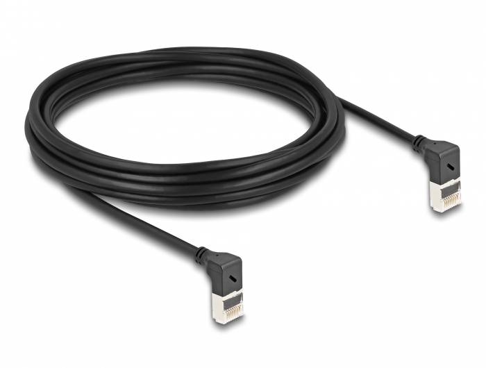 Černý ethernetový kabel s pravoúhlými RJ45 konektory na obou koncích, vhodný pro síťová připojení.