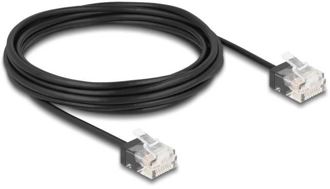 Černý ethernetový kabel se dvěma konektory RJ45. Ideální pro propojení síťových zařízení pro rychlý přenos dat.