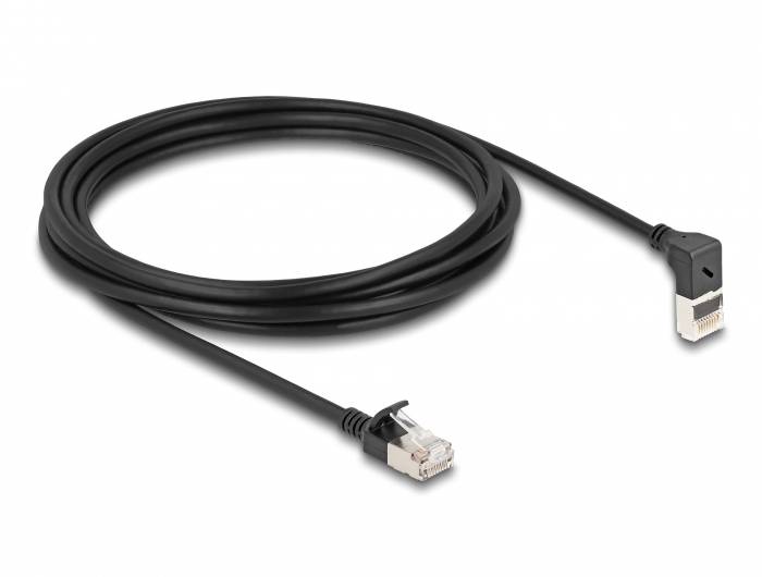 Černý síťový kabel s dvěma konektory RJ45, jeden přímý a druhý lomený, vhodný pro omezené prostorové podmínky.