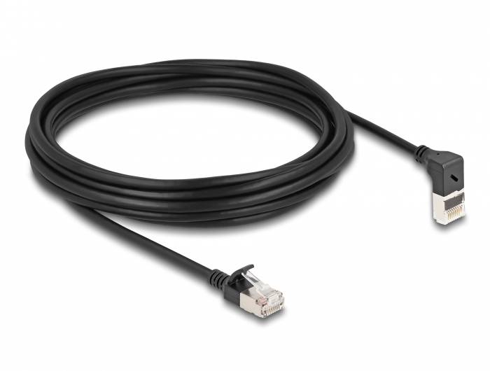 Černý ethernetový kabel s konektorem v pravém úhlu a rovným konektorem, vhodný pro propojení síťových zařízení.