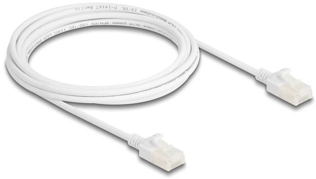 Bílý telefonní kabel se dvěma zástrčkami na koncích, který je stočený do klubíčka.