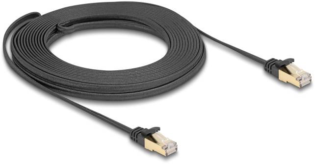 Černý, plochý ethernetový kabel se zlatými konektory, rozvinutý. Vhodný pro síťová připojení v domácích a kancelářských sítích.