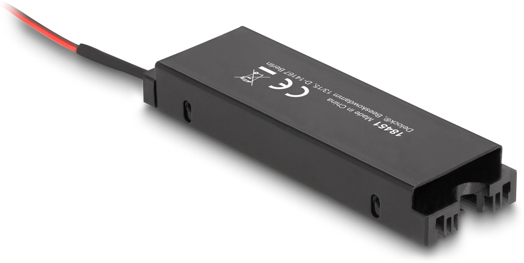 Obdélníkové černé elektronické zařízení s připojovacím kabelem. Na povrchu je vytištěn technický popis a bezpečnostní symboly.