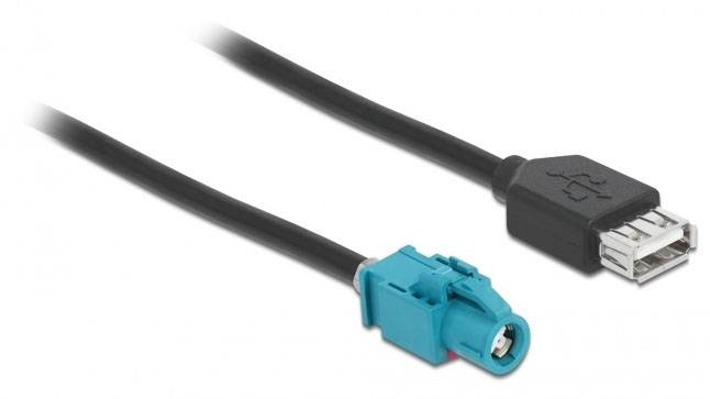 Černý kabel s obdélníkovým černošedým konektorem na jedné straně a světle modrým konektorem na straně druhé, na bílém pozadí.