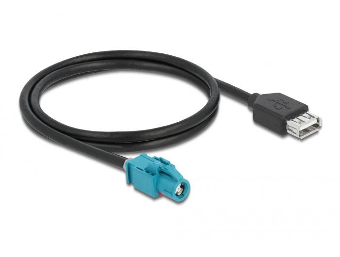 USB kabel pro připojení do vozidla. Vlevo je tyrkysový automobilový konektor, vpravo standardní USB port.