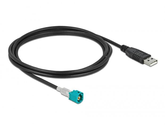Černý USB kabel s USB konektorem na jedné straně a modrým konektorem na straně druhé. Vhodný pro elektronické připojení.