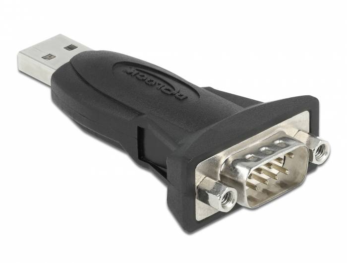 USB-sériový adaptér s černým tělem a stříbrnými konektory, používaný pro připojení sériových zařízení k USB portům.