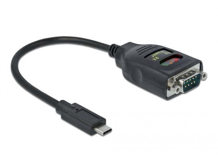 Adaptační kabel USB-C na RS-232 zobrazuje černý kabel s konektorem USB-C na jedné straně a konektorem RS-232 na straně druhé.