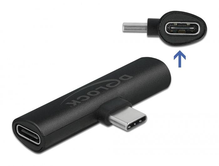 Černý USB-C adaptér s bočním portem a zástrčkou, vedle detailního pohledu na konektor. Modrý šipka ukazuje na druhý port.