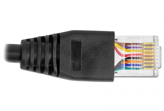 RJ-45 konektor s několika barevnými vodiči je připojen k černému kabelu. Často se používá pro ethernetová připojení.