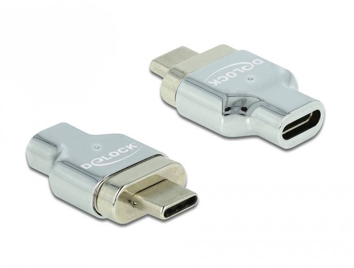 Dva stříbrné USB-C adaptéry. Jeden ukazuje zástrčku, druhý zásuvku. Na obou je nápis 'DELOCK'.