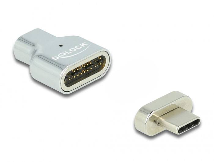 Dva adaptéry: Vlevo úhlový adaptér s 24-pinovým konektorem, vpravo menší USB-C adaptér. Oba jsou stříbrné barvy.